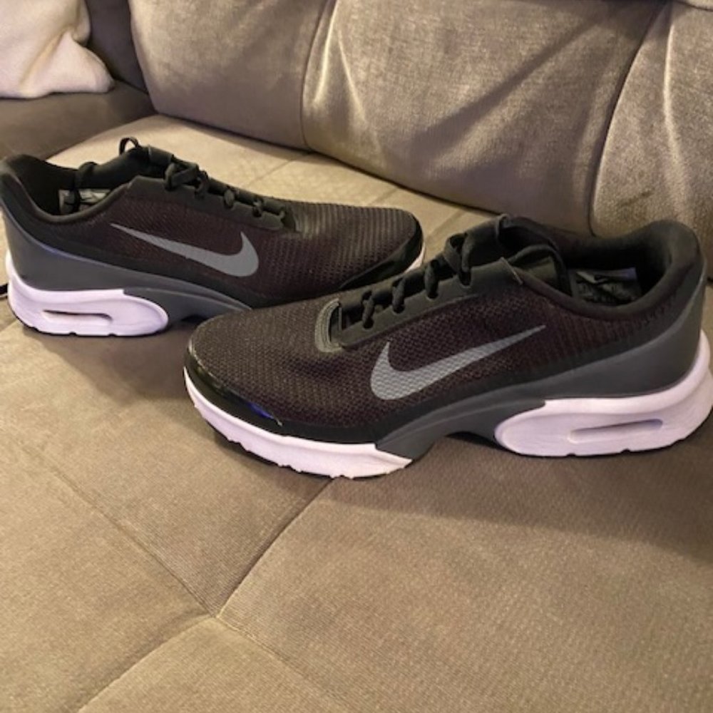 Nike Air Max Jewell Size 9.5